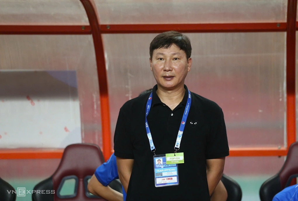 HLV Kim Sang-sik trong trận giao hữu Việt Nam thắng Myanmar 4-0 ở sân Thái Nguyên ngày 18/7/2026. Ảnh: Hiếu Lương