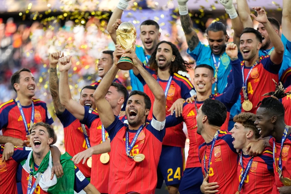 Tiền vệ Rodri nâng chức vô địch World Cup 2026 sau khi cùng Tây Ban Nha thắng Argentina 1-0 ở chung kết trên sân MetLife, East Rutherford, bang New Jersey, Mỹ ngày 19/7. Ảnh: AP