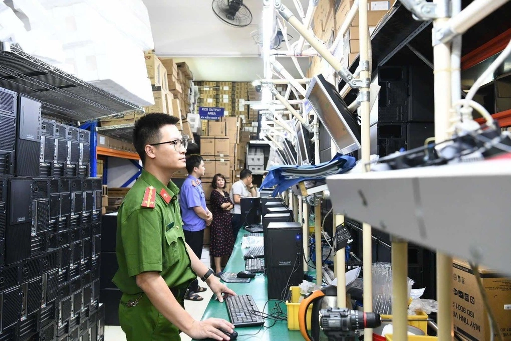 Kiểm tra các thiết bị tại Công ty Cổ phần truyền thông và máy tính Thánh Gióng. Ảnh: Công an cung cấp
