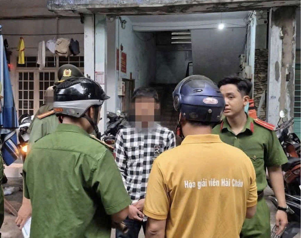 Công an làm việc với những người dương tính với ma túy. Ảnh: Công an