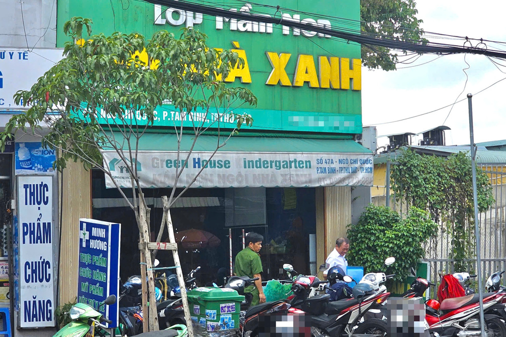 Tổ công tác của UBND phường Tam Bình làm việc tại trường mầm non để xác minh phản ánh của phụ huynh về việc bé trai nghi bị ngược đãi. Ảnh: Phạm Hải