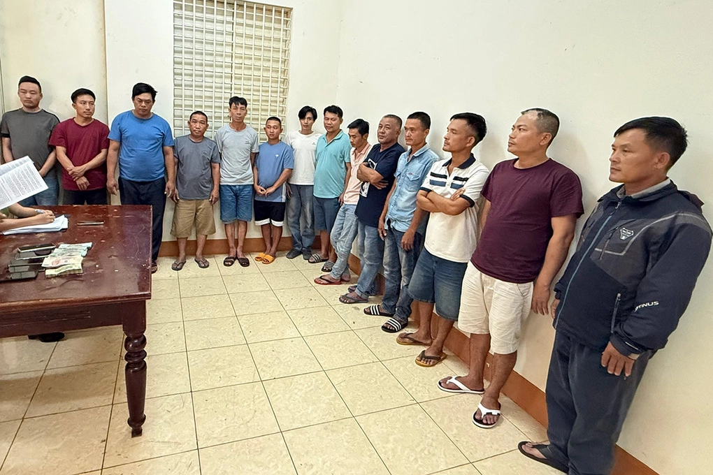 14 người bị bắt giữ liên quan đến 3 đường dây cá độ bóng đá. Ảnh: Ngọc Oanh