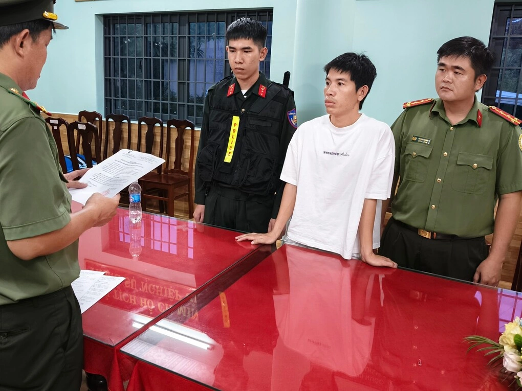 Nguyễn Tiến Sang (áo trắng) nghe đọc quyết định khởi tố. Ảnh: Dương Đông