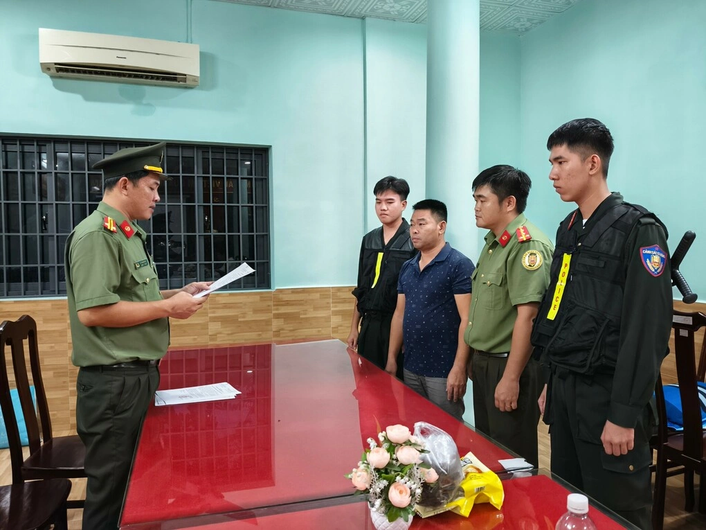 Cơ quan điều tra đọc quyết định khởi tố Nguyễn Văn Đang (thứ ba từ phải sang). Ảnh: Dương Đông