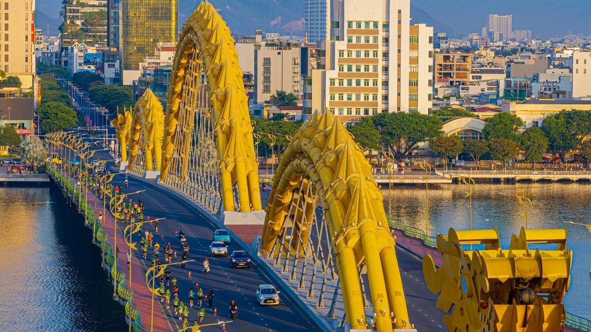 Bình minh Đà Nẵng qua bước chạy 13.000 runner VnExpress Marathon