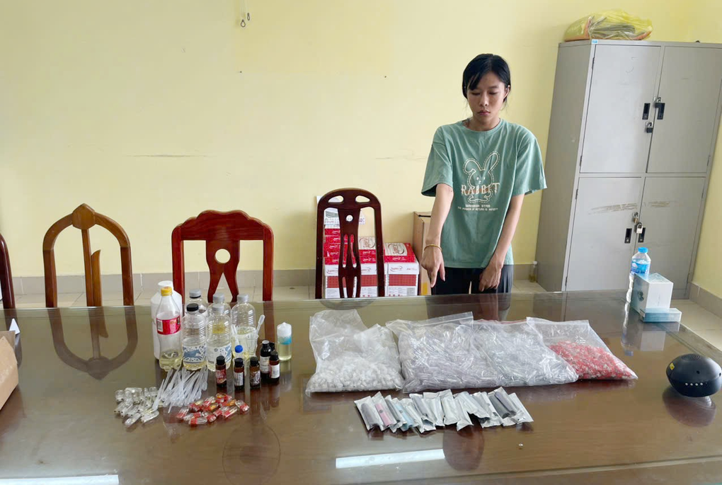 Nguyễn Thị Tố Nga và tang vật vụ án. Ảnh: Công an cung cấp