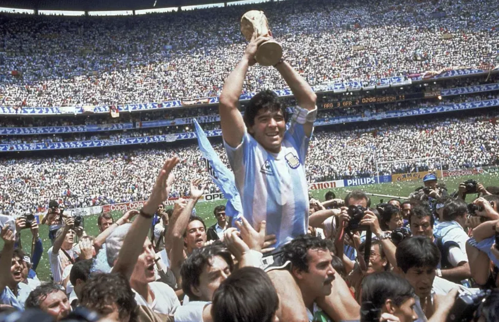 Diego Maradona nâng cao chiếc Cup vô địch World Cup 1986. Ảnh: Marca