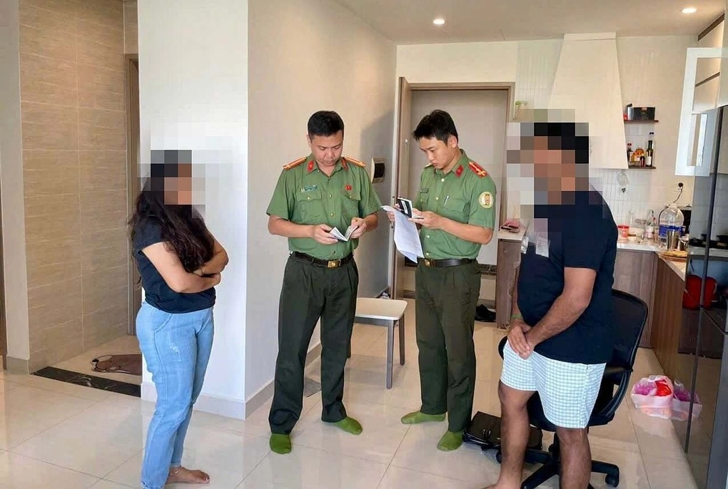 Công an kiểm tra lưu trú trên địa bàn. Ảnh: Phòng quản lý xuất nhập cảnh Công an Hà Nội