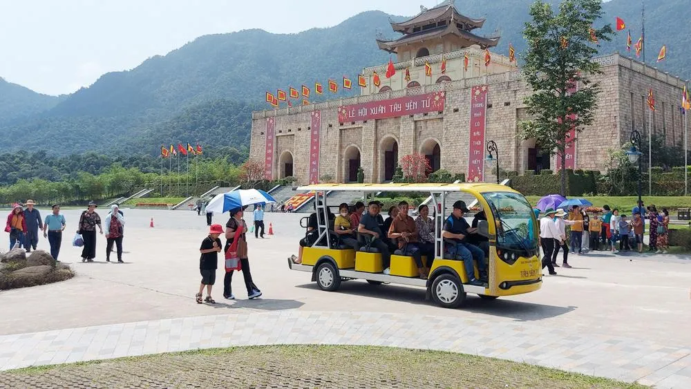 Du khách sử dụng dịch vụ xe điện tại Khu du lịch tâm linh, sinh thái Tây Yên Tử (Sơn Động).