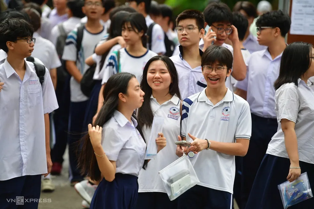 Thí sinh ra về sau giờ thi lớp 10 TP HCM năm 2026, ngày 1/6. Ảnh: Thanh Tùng