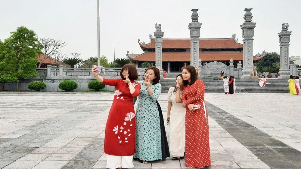 Khách tham quan chụp ảnh lưu niệm tại Di tích cấp quốc gia đặc biệt Địa điểm chiến thắng Xương Giang (TP Bắc Giang).