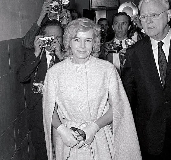 Candy Mossler bước vào tòa án Miami năm 1966. Ảnh: Texas Monthly