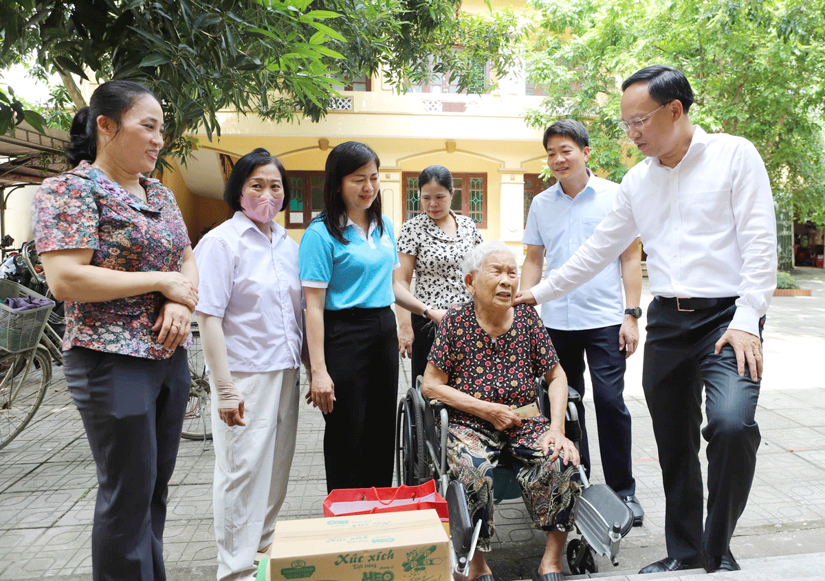 Lãnh đạo tỉnh Bắc Ninh thăm, tặng quà 50 hộ dân tạm cư phục vụ Dự án Cảng hàng không quốc tế Gia Bình