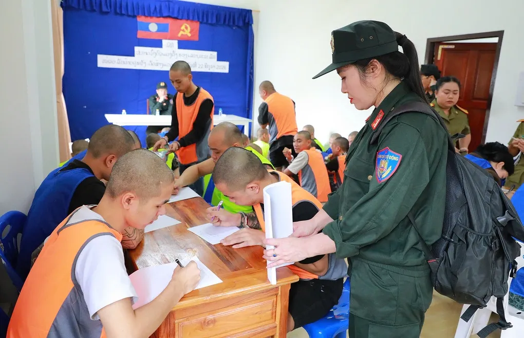 Công an lấy lời khai ban đầu các nghi phạm. Ảnh: Công an cung cấp