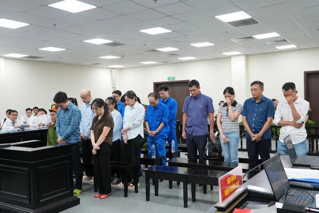 14 bị cáo tại tòa, trong đó nhiều người là cựu cán bộ công an, hải quan, y tế. Ảnh: Danh Lam