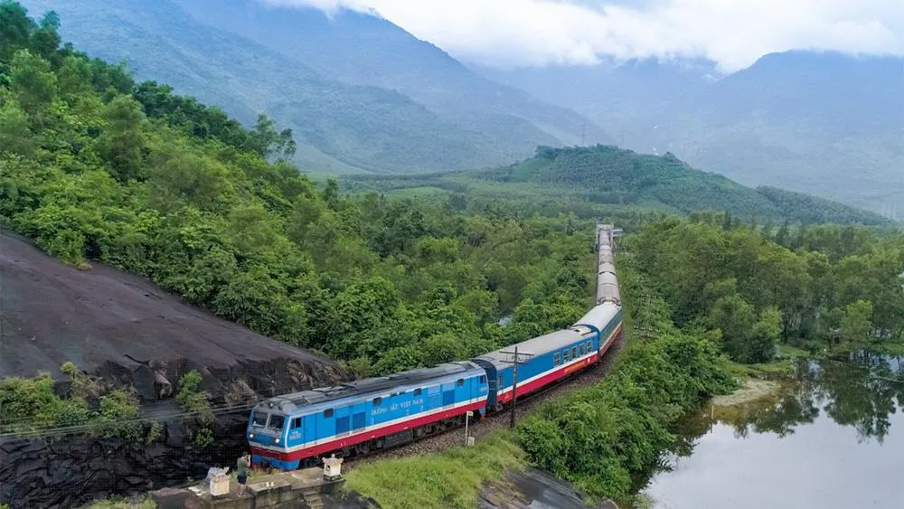 Tuyến đường sắt Thống Nhất dẫn đầu top hành trình du lịch bằng tàu ngoạn mục nhất.