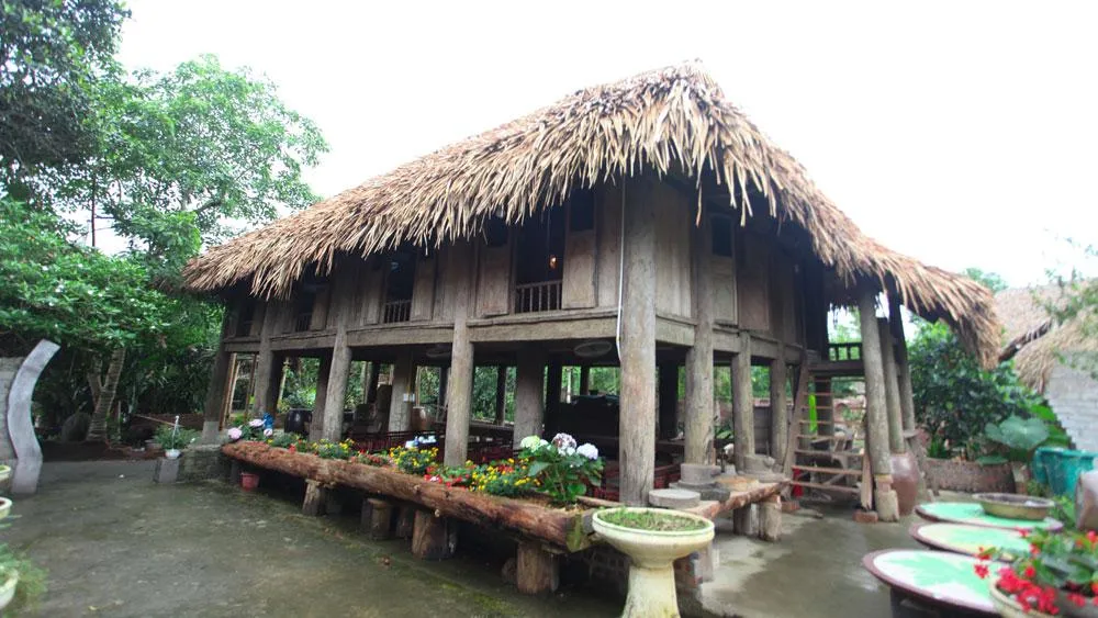 Những ngôi nhà sàn được phục dựng tại điểm du lịch cộng đồng bản Ven, tạo nét đặc trưng cho nơi đây. Những ngôi nhà sàn được phục dựng tại điểm du lịch cộng đồng bản Ven, tạo nét đặc trưng cho nơi đây.
