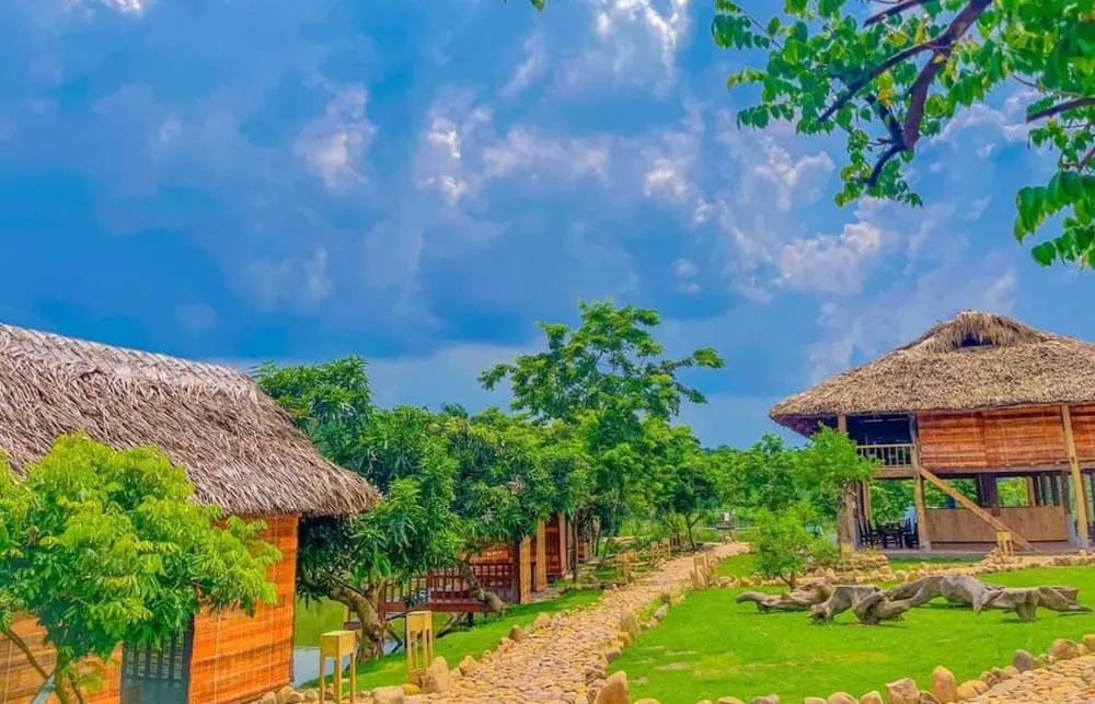 Nhà sàn cộng đồng tại điểm du lịch sinh thái Bầu Tiên. 