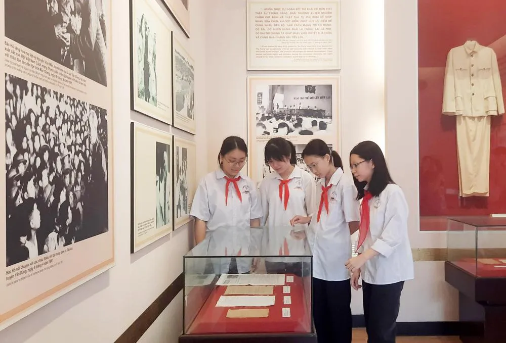  Học sinh TP Bắc Giang tìm hiểu những tư liệu, hình ảnh Bác Hồ khi về thăm tỉnh Bắc Giang, tỉnh Hà Bắc được trưng bày tại Bảo tàng tỉnh.