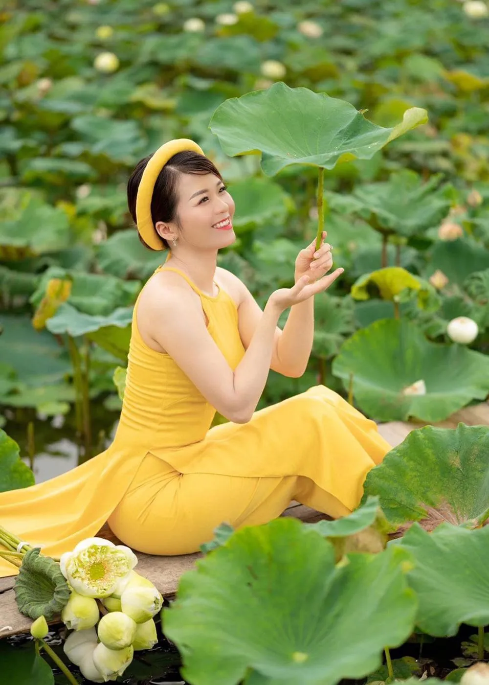   Tạo dáng bên hồ sen ở Phim trường - Vườn hoa Đa Mai (TP Bắc Giang).