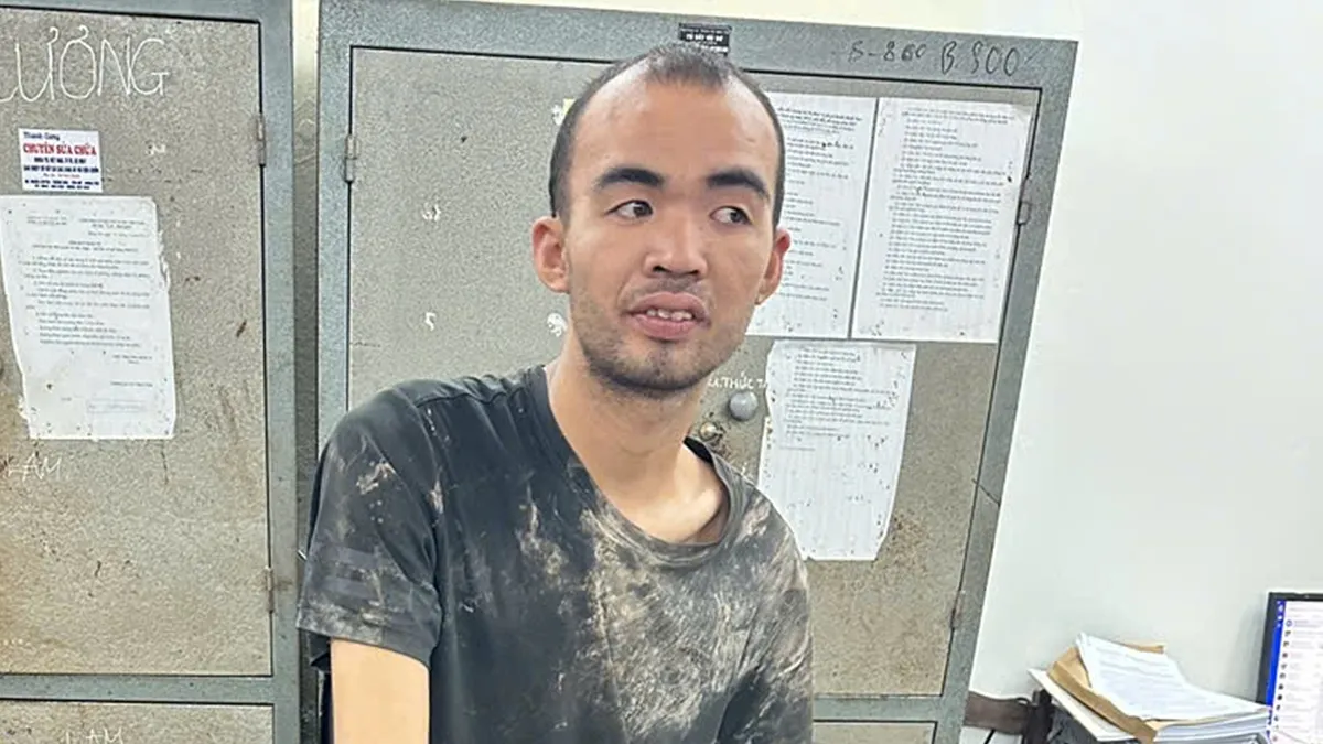 Khách dùng dây sạc siết cổ tài xế, cướp điện thoại