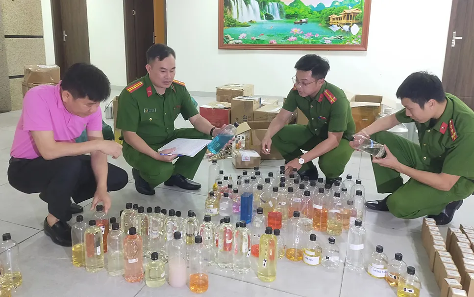 Rất nhiều loại hương liệu được sử dụng cho việc pha chế, phối trộn thành nước hoa giả thương hiệu nổi tiếng. Ảnh: Lam Sơn