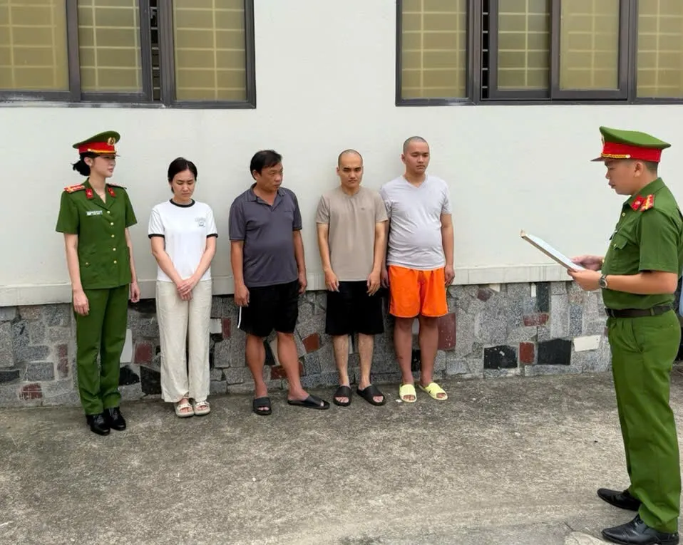 Công an công bố lệnh khởi tố bị can. Ảnh: Lam Sơn