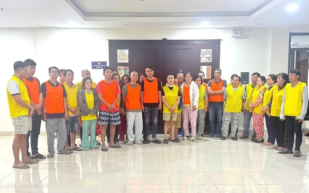 Các bị can trong đường dây. Ảnh: Bộ Công an