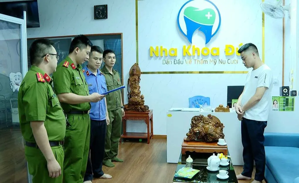 Công an khám xét cơ sở nha khoa Đức Anh, đọc lệnh khởi tố bị can. Ảnh: Công an cung cấp