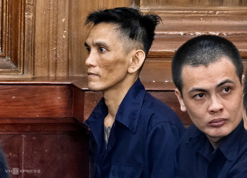 Bị cáo Nguyễn Chí Việt và Đoàn Chí Hải tại tòa chiều nay. Ảnh: Bình Nguyên