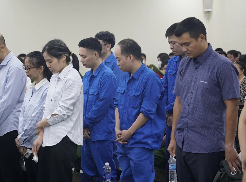 Nguyễn Danh Dũng (phải) tại tòa. Ảnh: Danh Lam