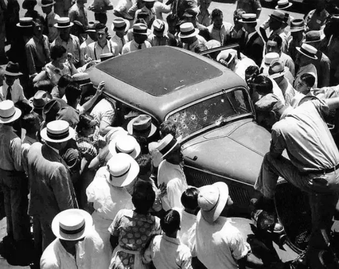 Hiện trường một vụ án năm 1934, bị khoảng 2.000 người dân vây quanh xem và lấy đi các đồ vật liên quan. Ảnh: KTAL News