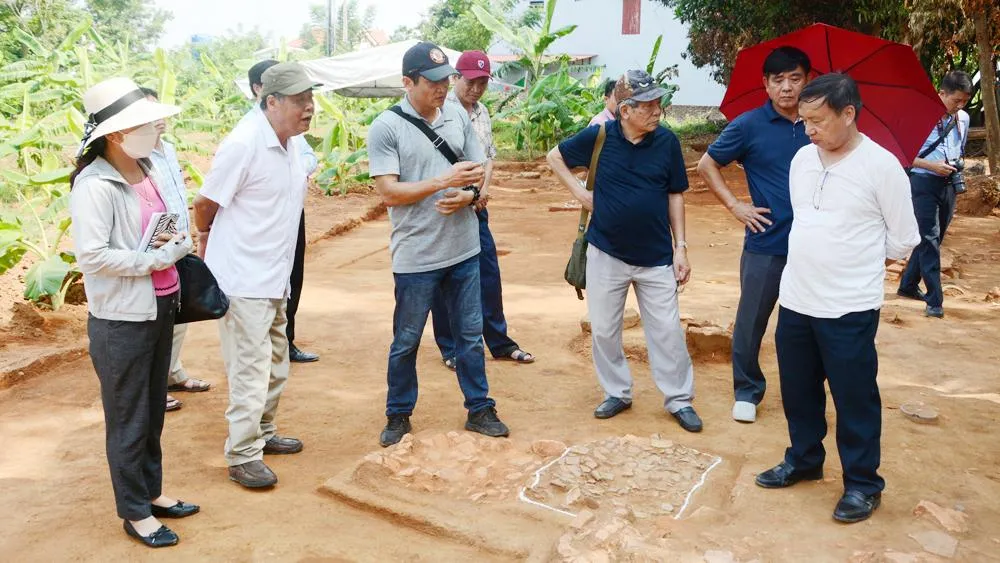  Đoàn công tác Hội Khảo cổ học Việt Nam kiểm tra công tác khai quật tại chùa Cao, xã Khám Lạng (Lục Nam).