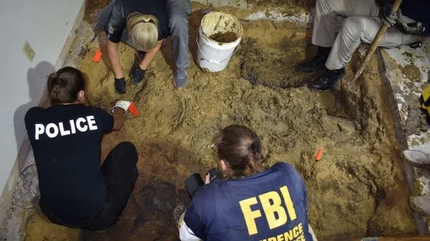 Cảnh sát và FBI khai quật thi thể Kim Langwell dưới sàn nhà. Ảnh: Beaumont Police Department