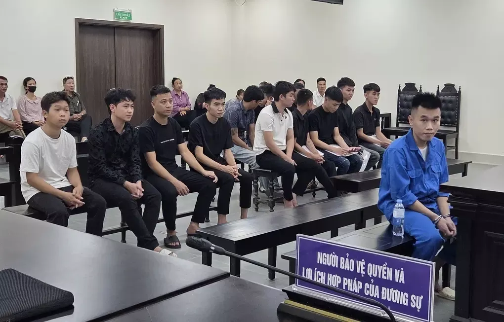 Bị cáo Trần Huy Hoàng (hàng đầu) và đồng phạm tại tòa. Ảnh :Danh Lam
