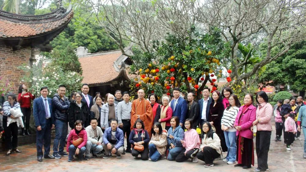 Nhiều công ty lữ hành đưa khách về tham quan chùa Vĩnh Nghiêm (Yên Dũng). 