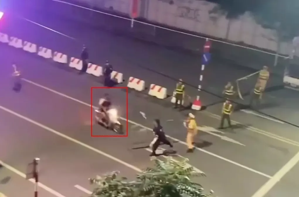 Hình ảnh hai thanh niên thông chốt, đâm vào cảnh sát bị ghi lại. Ảnh: Cắt từ video