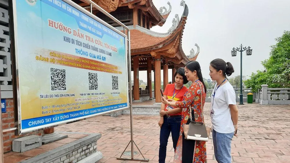 Du khách quét mã QR tra cứu, tìm hiểu thông tin tại Di tích quốc gia đặc biệt Địa điểm chiến thắng Xương Giang (TP Bắc Giang). Du khách quét mã QR tra cứu, tìm hiểu thông tin tại Di tích quốc gia đặc biệt Địa điểm chiến thắng Xương Giang (TP Bắc Giang).