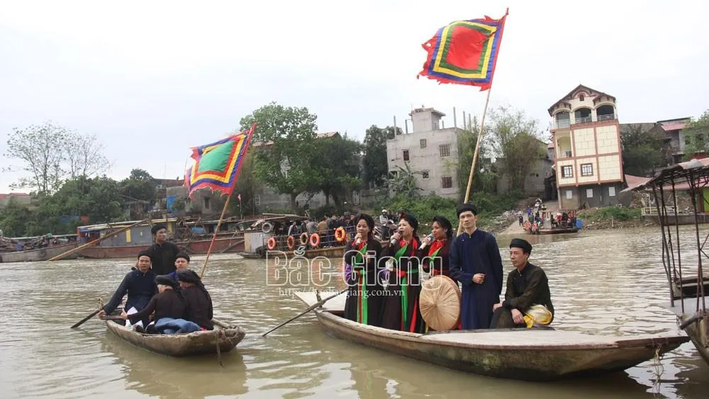  Hát quan họ trên sông Cầu.
