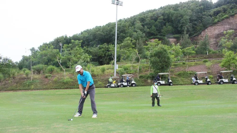Dịp này sân golf  Yên Dũng đón nhiều đoàn khách.