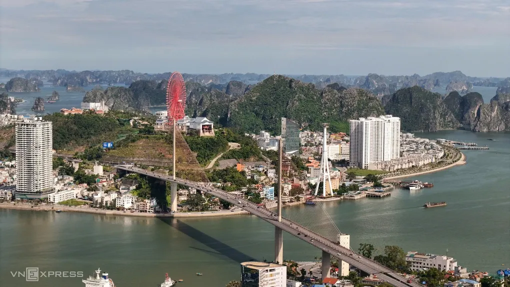 Cầu Bãi Cháy, tỉnh Quảng Ninh. Ảnh: Lê Tân