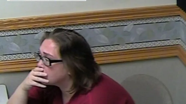 Ashley Jones nghẹn ngào trước tin mẹ tự tử. Ảnh: Jackson County Sheriffs Department