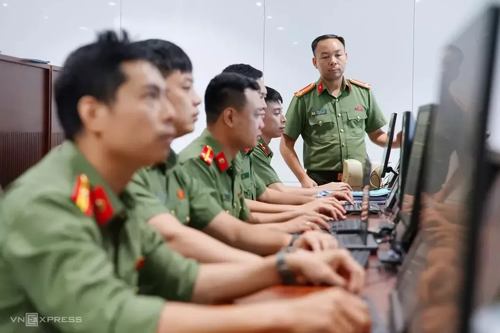 Cán bộ tiếp nhận, xử lý các sự cố an ninh dữ liệu tại Trung tâm giám sát mạng máy tính, Cục Công nghệ thông tin, Bộ Công an. Ảnh: Phạm Dự