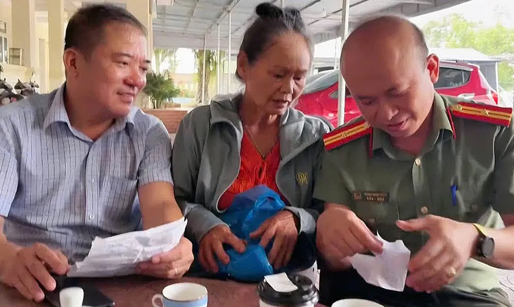 Người phụ nữ (ngồi giữa), làm việc với cơ quan chức năng. Ảnh: Công an cung cấp