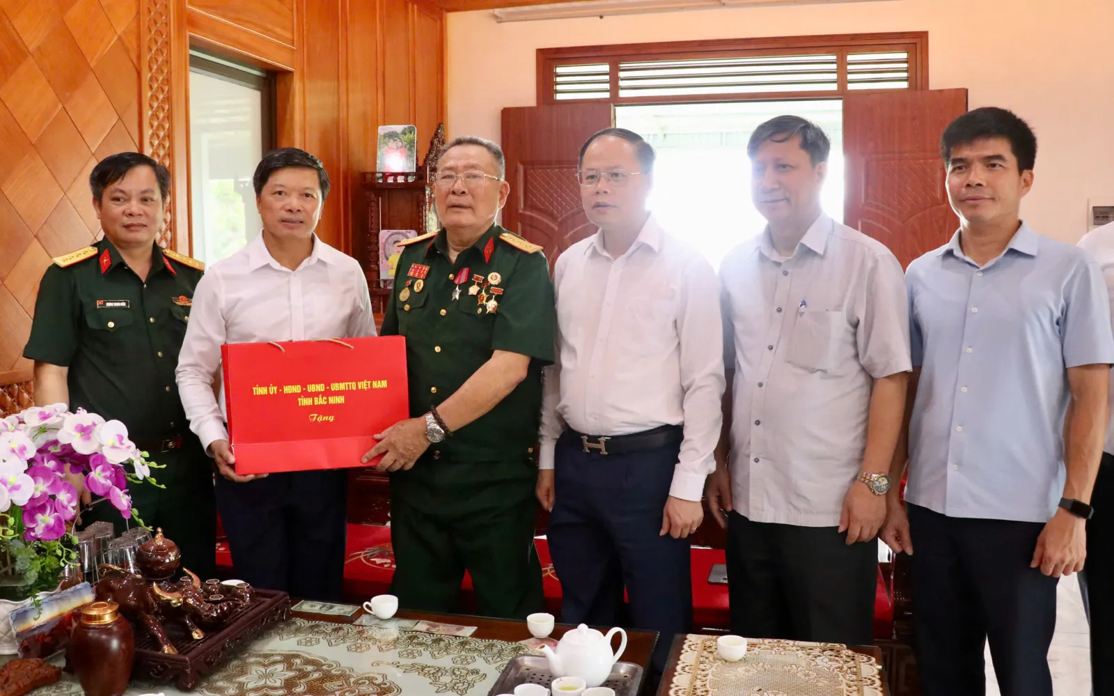 Phó Chủ tịch UBND tỉnh Đào Quang Khải thăm, tặng quà gia đình người có công với cách mạng tại hai xã Yên Thế và Xuân Lương
