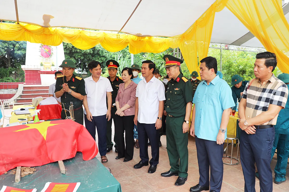 Phó Chủ tịch UBND tỉnh Lê Xuân Lợi kiểm tra công tác lấy mẫu, bàn giao mẫu và số hóa mẫu hài cốt liệt sĩ tại xã Tân Chi và Đại Đồng