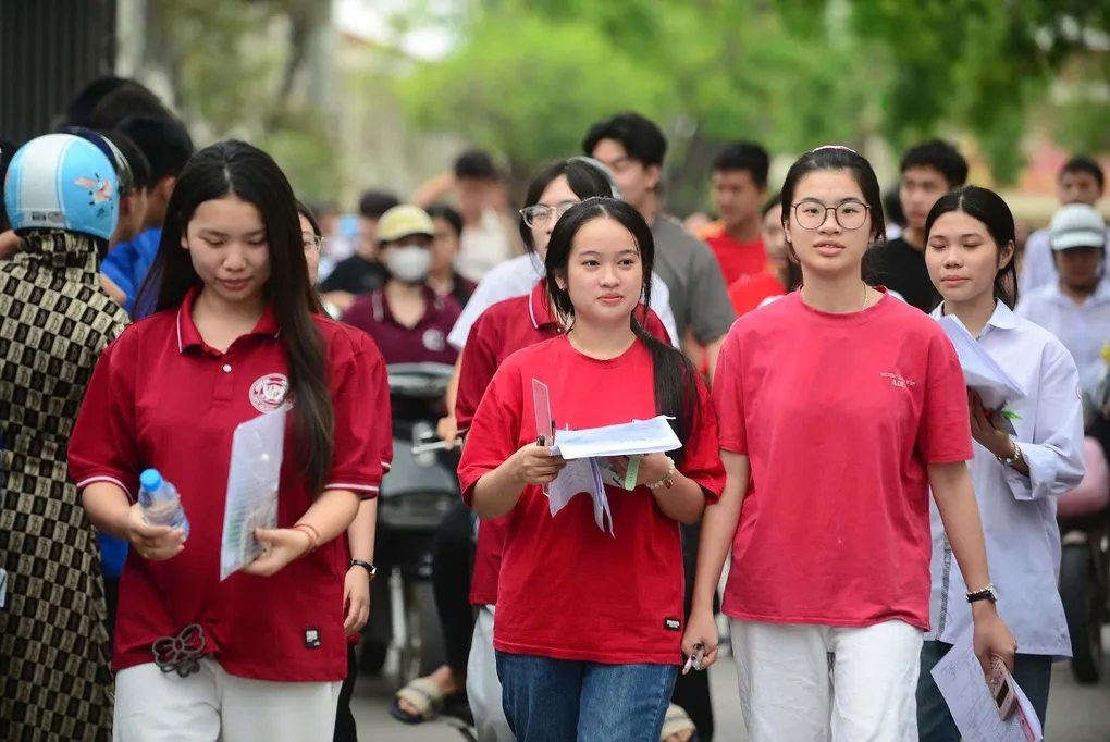 Thí sinh dự thi tại THPT Hàm Rồng. Ảnh: Lê Hoàng