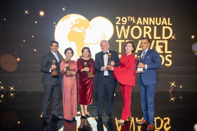 Đại diện Sun Group nhận giải thưởng từ WTA. Ảnh: Sun Group
