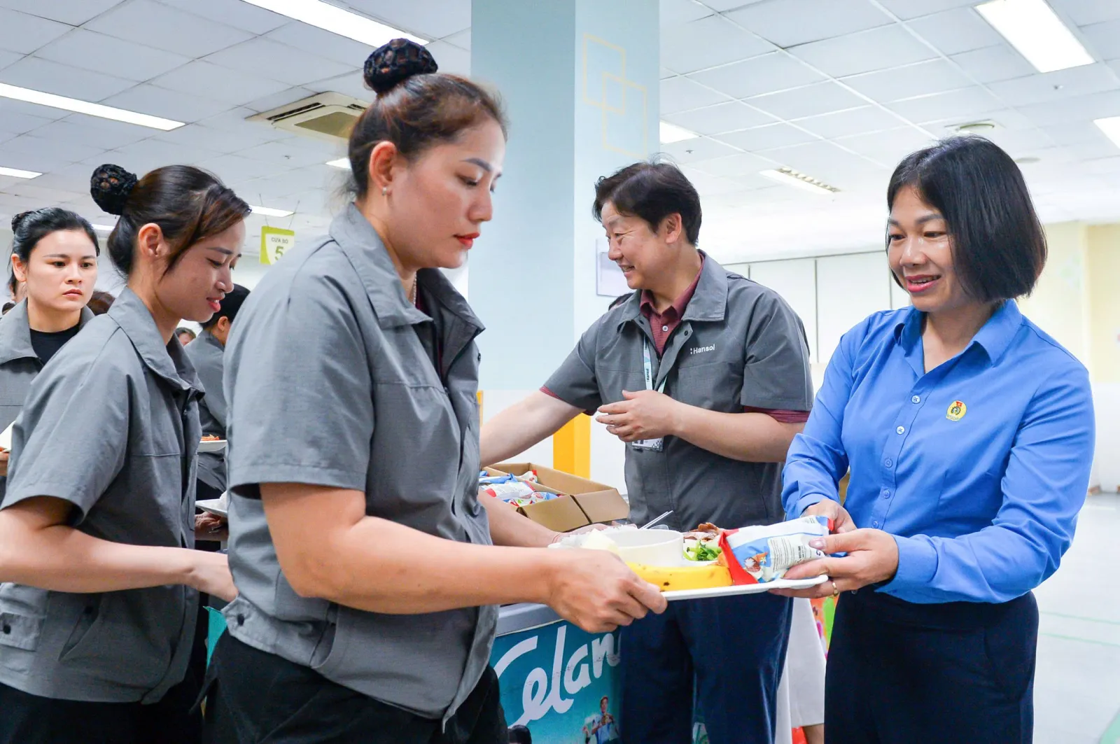 Tặng kem que, nhân đôi suất ăn ca, lắp hòm thư nóng: Công đoàn chăm lo 'trúng' nhu cầu công nhân - Ảnh 1.