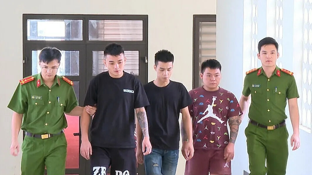 Dàn cảnh va quẹt ôtô, khống chế người đi đường để 'vòi' tiền